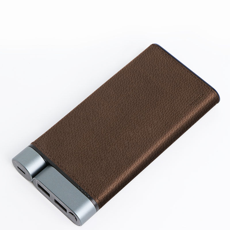 10000mAh পাওয়ার ব্যাংক মেটাল শেল চামড়া ফিনিস 2pcs ইউএসবি-এ 1pc টাইপ-সি পোর্ট